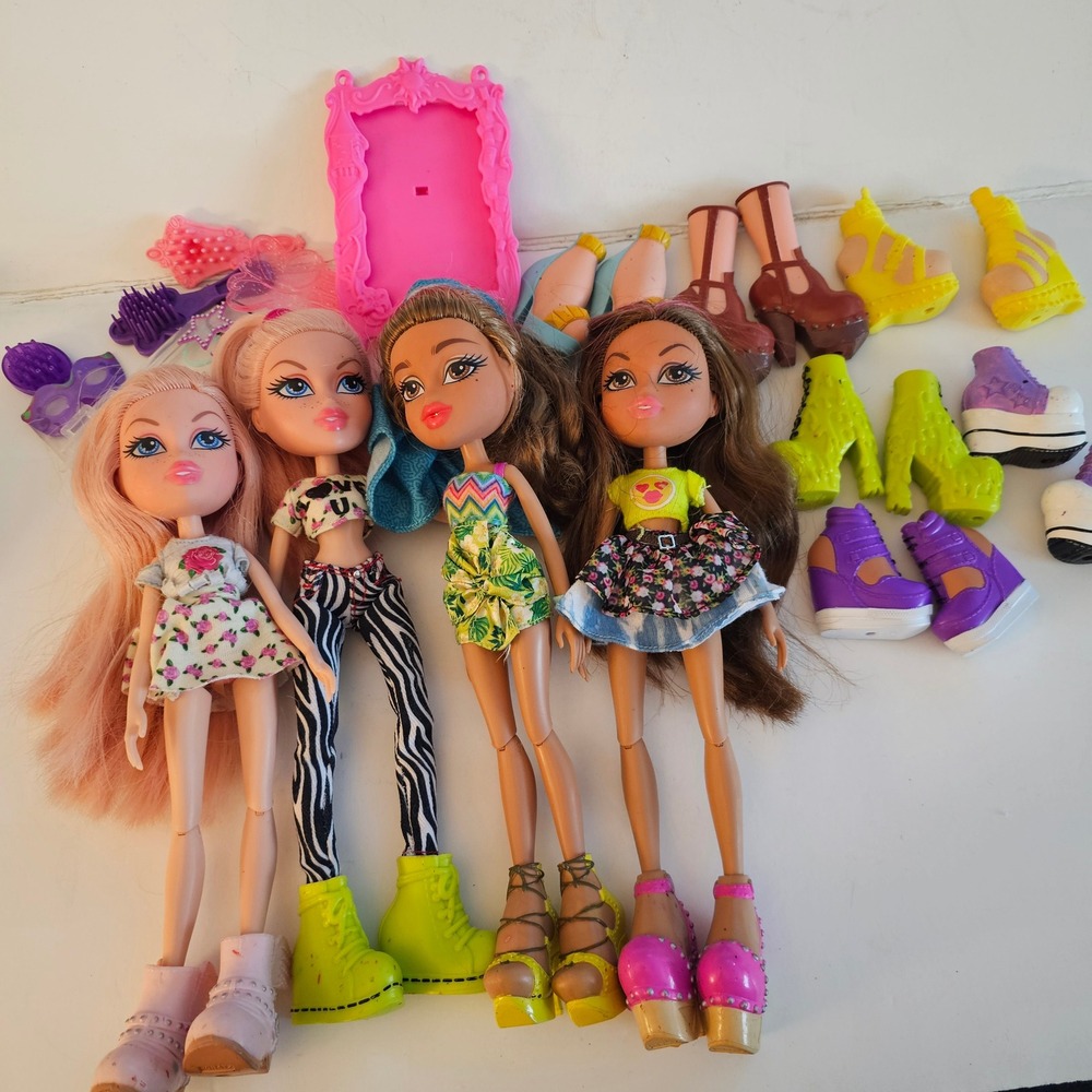 Bratz Doll Lot of 4 Pink Brown Hair with Extra Shoes and Accessories